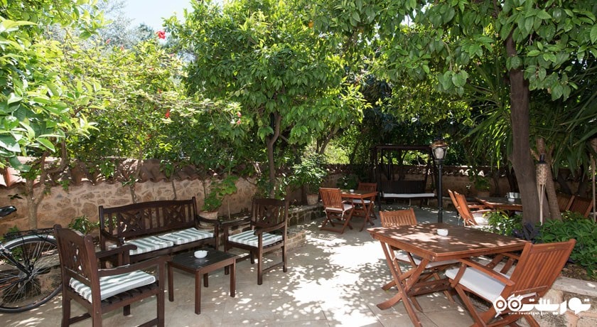 نمای کلی رستوران فضای باز هتل